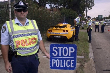 Tòa án Úc tống giam bà mẹ xâm hại tình dục con gái