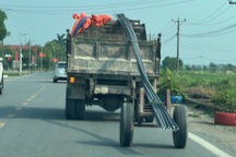 Phạt lái xe và chủ ô tô tải chế "bánh phụ" để kéo bó sắt dài hàng chục mét