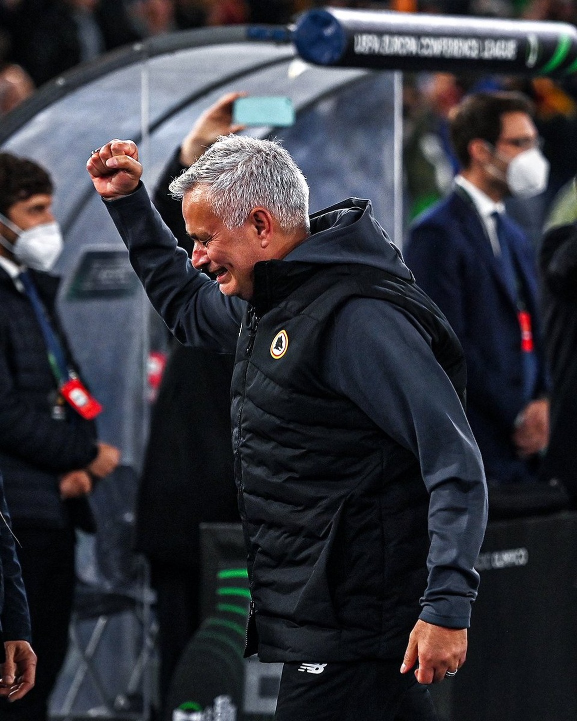 HLV Mourinho khóc nức nở trong ngày lọt vào chung kết cúp châu Âu - 1 HLV Mourinho khóc nức nở trong ngày lọt vào chung kết cúp châu Âu - 1