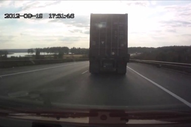 Văng ra khỏi xe sau tai nạn vì cài mang dây an toàn