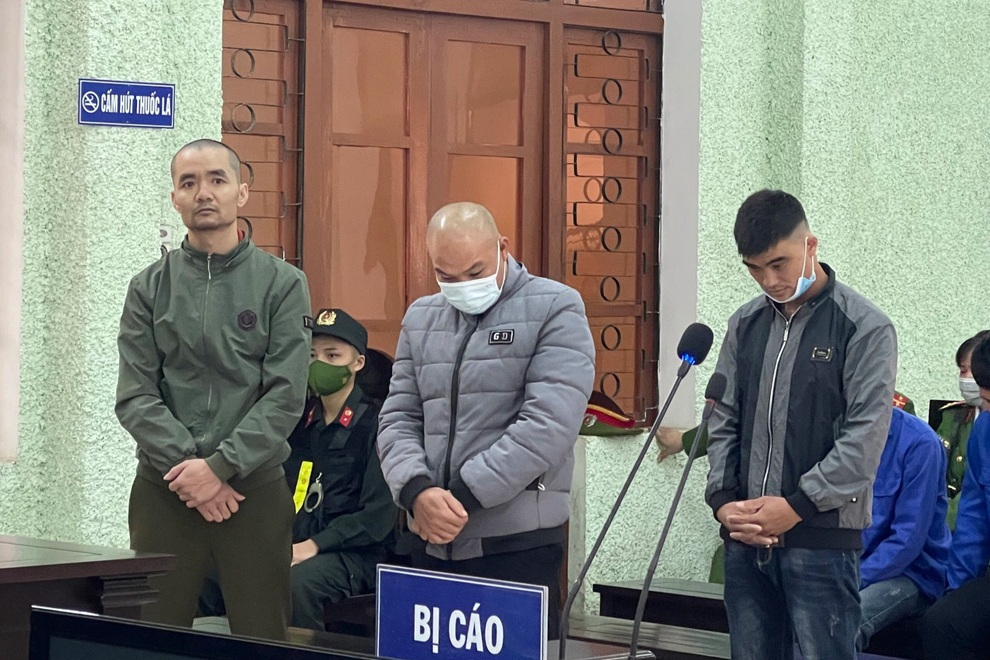 Phạt hơn 12 năm tù 3 đối tượng tổ chức cho người khách xuất cảnh trái phép - 1 Phạt hơn 12 năm tù 3 đối tượng tổ chức cho người khách xuất cảnh trái phép - 1