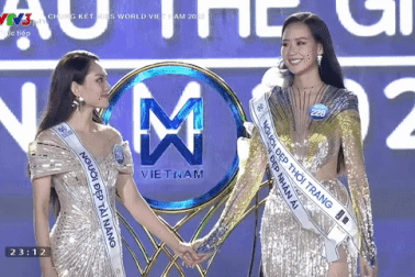 Hoa hậu Mai Phương "lọt thỏm" khi đứng cạnh Á hậu 1, vì sao vẫn đăng quang?