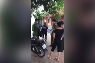 Người dân "bóc mẽ" trò cân điêu của thương lái thu mua vải thiều