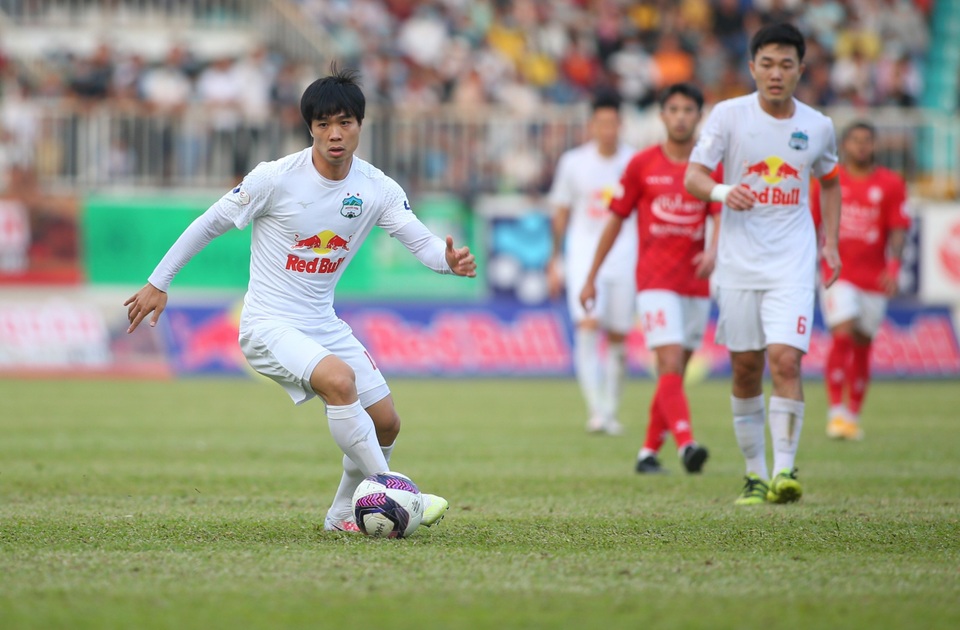 HA Gia Lai 3-0 TPHCM: Lee Nguyễn mờ nhạt, Công Phượng tiếp tục rực rỡ - 9 HA Gia Lai 3-0 TPHCM: Lee Nguyễn mờ nhạt, Công Phượng tiếp tục rực rỡ - 9
