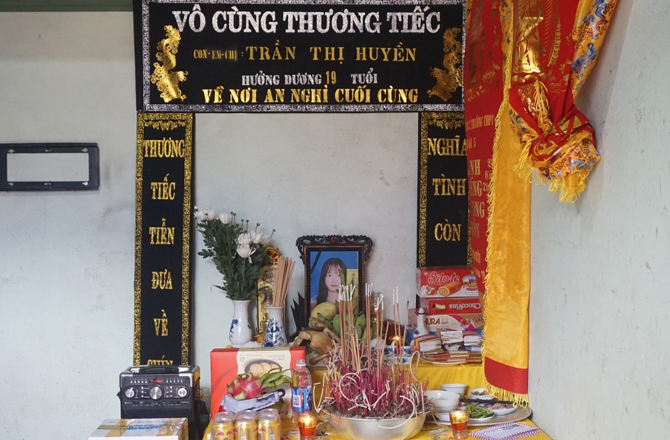 Người cha òa khóc: Con gái tôi mất rồi, cô ơi cho tôi bay sớm với - 1 Người cha òa khóc: Con gái tôi mất rồi, cô ơi cho tôi bay sớm với - 1