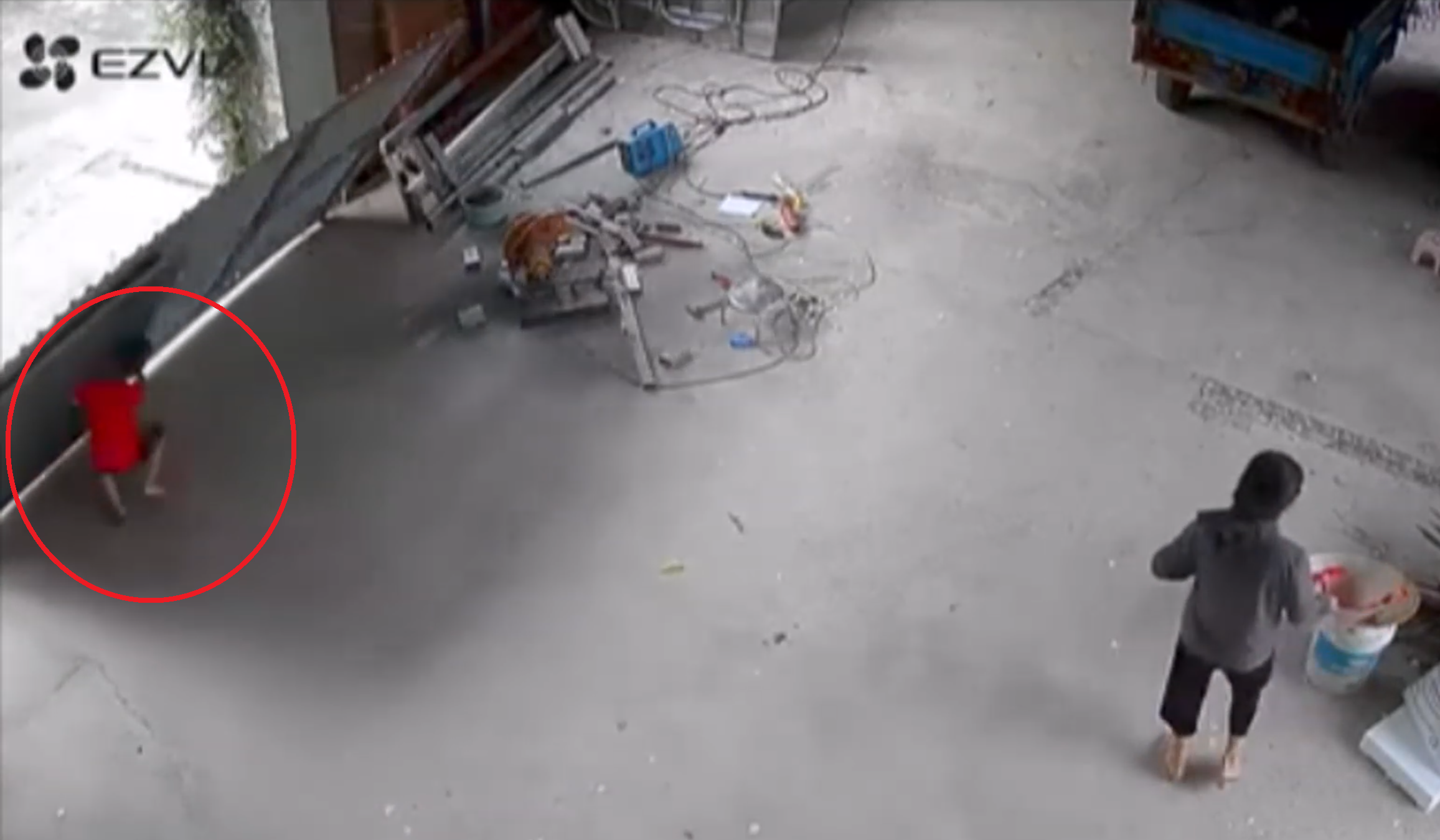 Clip “cậu bé bất ngờ gặp tai nạn nguy hiểm ngay trong nhà” gây sốc tuần qua