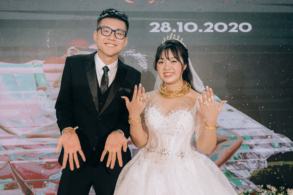 Bị thầy giáo phạt đứng hành lang, cặp đôi tranh thủ tán tỉnh... và cái kết bất ngờ - 2 Bị thầy giáo phạt đứng hành lang, cặp đôi tranh thủ tán tỉnh... và cái kết bất ngờ - 2
