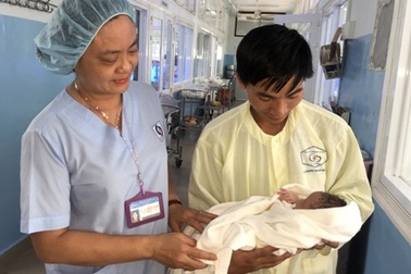 Phẫu thuật bắt con, mổ u não cứu sản phụ ung thư di căn