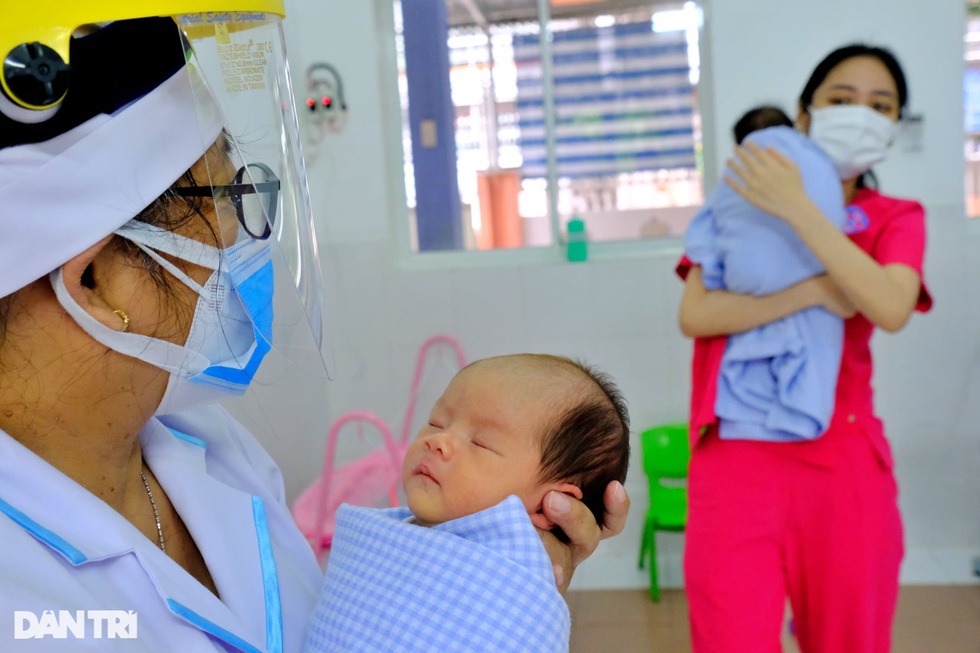 Chuyện về bác sĩ đỡ đẻ cho hàng trăm sản phụ F0 giữa tâm dịch Sài Gòn - 6 Chuyện về bác sĩ đỡ đẻ cho hàng trăm sản phụ F0 giữa tâm dịch Sài Gòn - 6