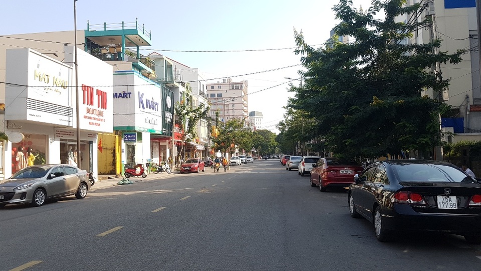 Đường phố Huế vắng bóng người sau ca nhiễm Covid-19 của du khách - 16 Đường phố Huế vắng bóng người sau ca nhiễm Covid-19 của du khách - 16