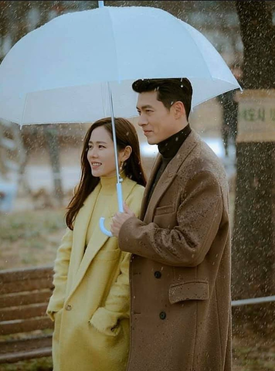 Hyun Bin ôm Son Ye Jin tại tiệc ăn mừng “Hạ cánh nơi anh” kết thúc - 3 Hyun Bin ôm Son Ye Jin tại tiệc ăn mừng “Hạ cánh nơi anh” kết thúc - 3