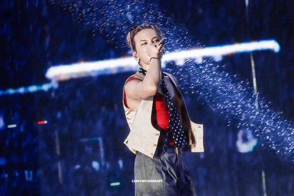 Màn “tắm mưa tầm tã” của G-Dragon tại Mỹ Đình gây sốt - 2 Màn “tắm mưa tầm tã” của G-Dragon tại Mỹ Đình gây sốt - 2