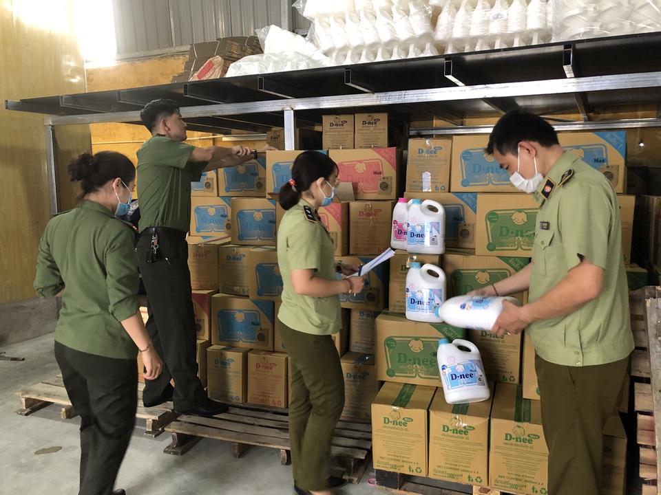 Cận cảnh cơ sở sản xuất nước giặt Thái Lan giả mạo quy mô lớn tại Hà Nội - 1 Cận cảnh cơ sở sản xuất nước giặt Thái Lan giả mạo quy mô lớn tại Hà Nội - 1