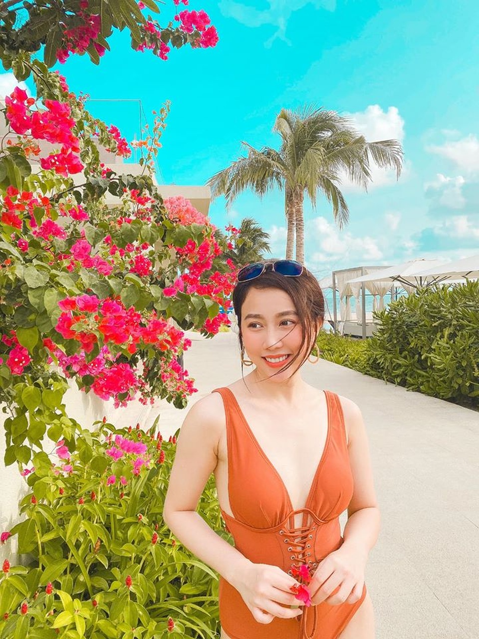 Bạn gái tiền đạo Tiến Linh khoe dáng trên bãi biển sau kỳ nghỉ vì dịch - 4 Bạn gái tiền đạo Tiến Linh khoe dáng trên bãi biển sau kỳ nghỉ vì dịch - 4