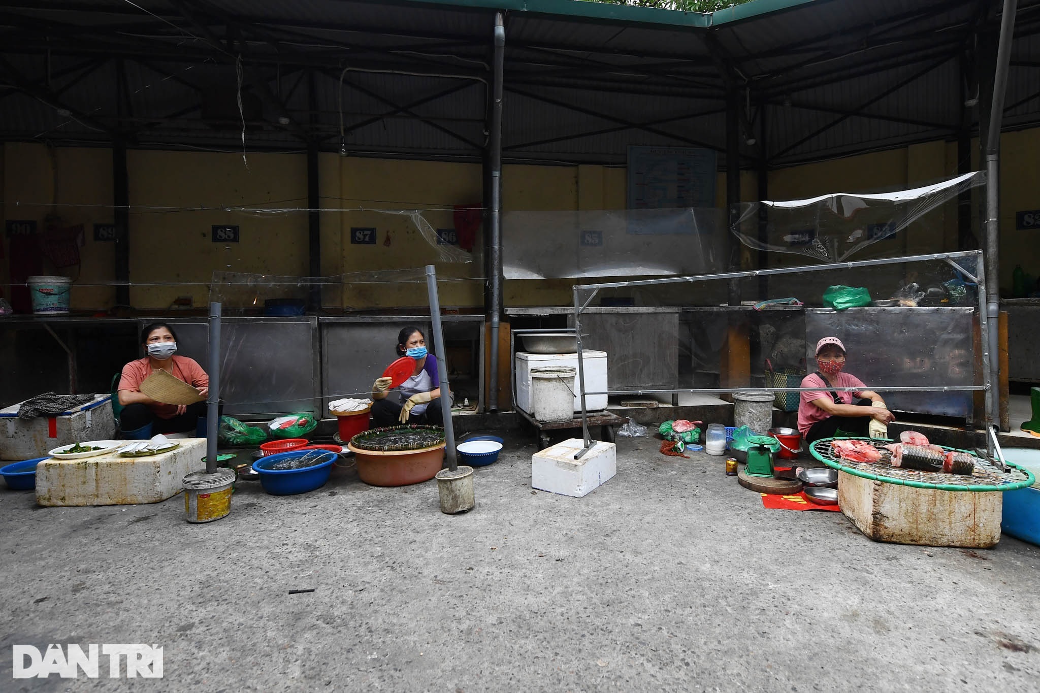 Độc đáo những phương pháp phòng dịch tại các chợ dân sinh ở Hà Nội - 6 Độc đáo những phương pháp phòng dịch tại các chợ dân sinh ở Hà Nội - 6