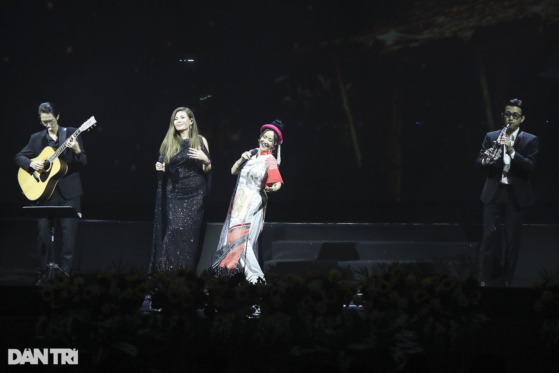 Chủ tịch nước Nguyễn Xuân Phúc đánh trống khai hội Xuân quê hương - 9 Chủ tịch nước Nguyễn Xuân Phúc đánh trống khai hội Xuân quê hương - 9