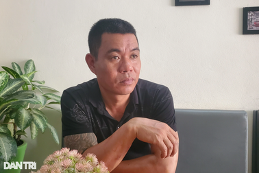 Người thợ vá giày tự xích mình để đoạn tuyệt "cái chết trắng"