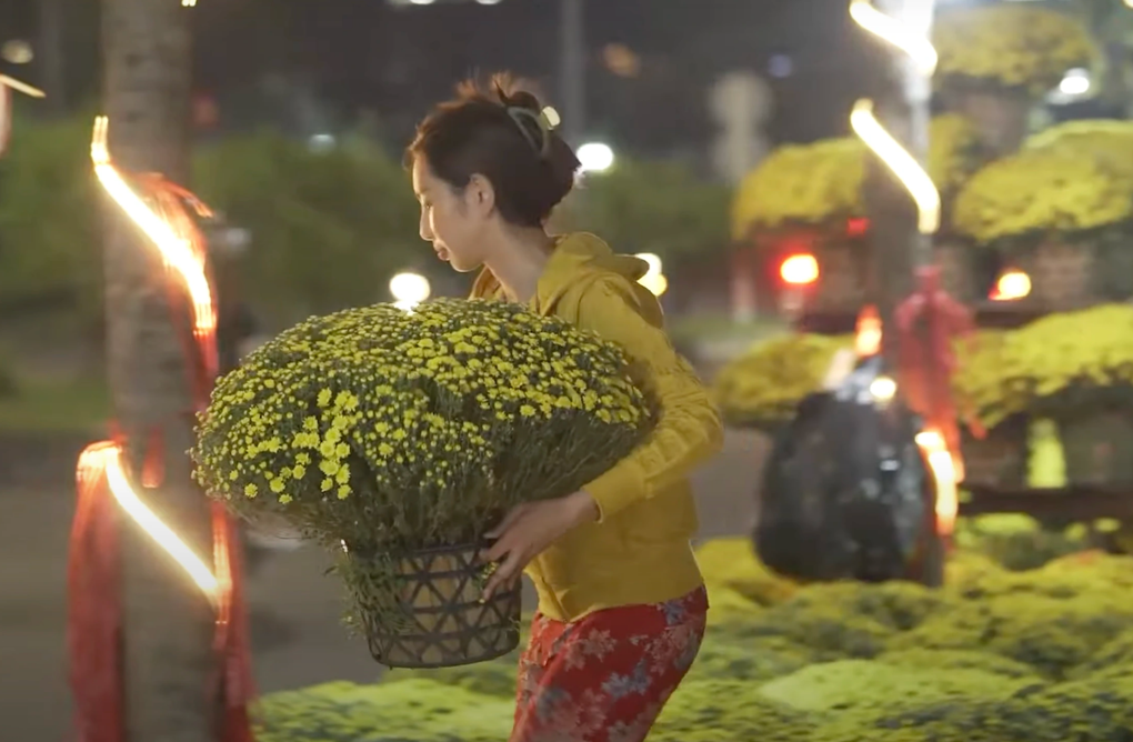 Hoa hậu Thùy Tiên nói gì khiến tiểu thương bán hoa Tết rơi nước mắt? - 3 Hoa hậu Thùy Tiên nói gì khiến tiểu thương bán hoa Tết rơi nước mắt? - 3