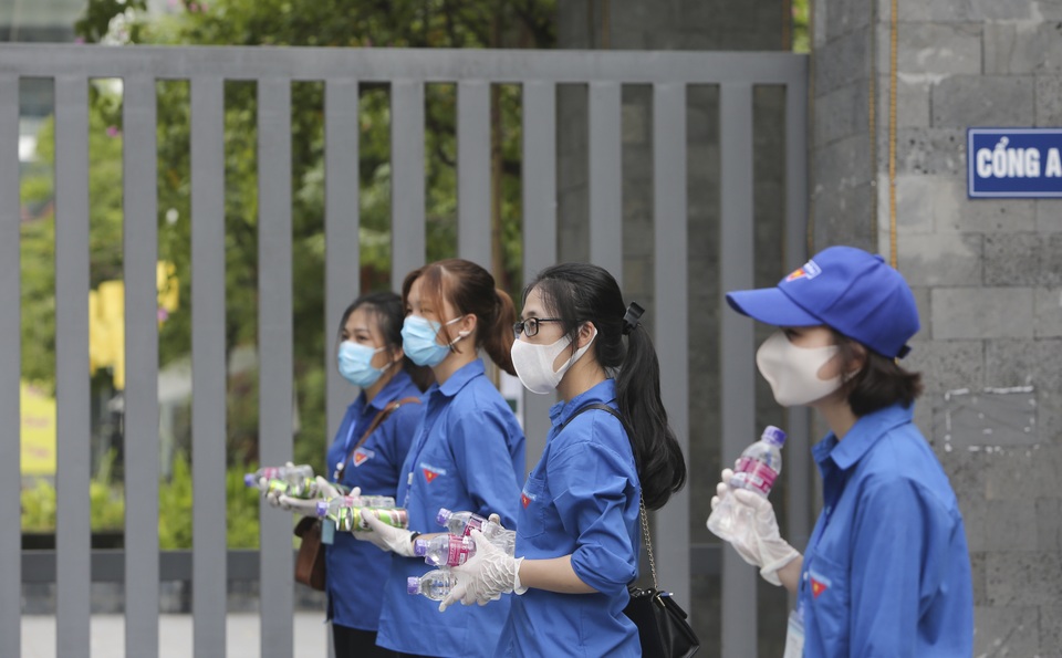 Thanh niên tình nguyện sát cánh cùng thí sinh thi tốt nghiệp THPT 2020 - 2 Thanh niên tình nguyện sát cánh cùng thí sinh thi tốt nghiệp THPT 2020 - 2