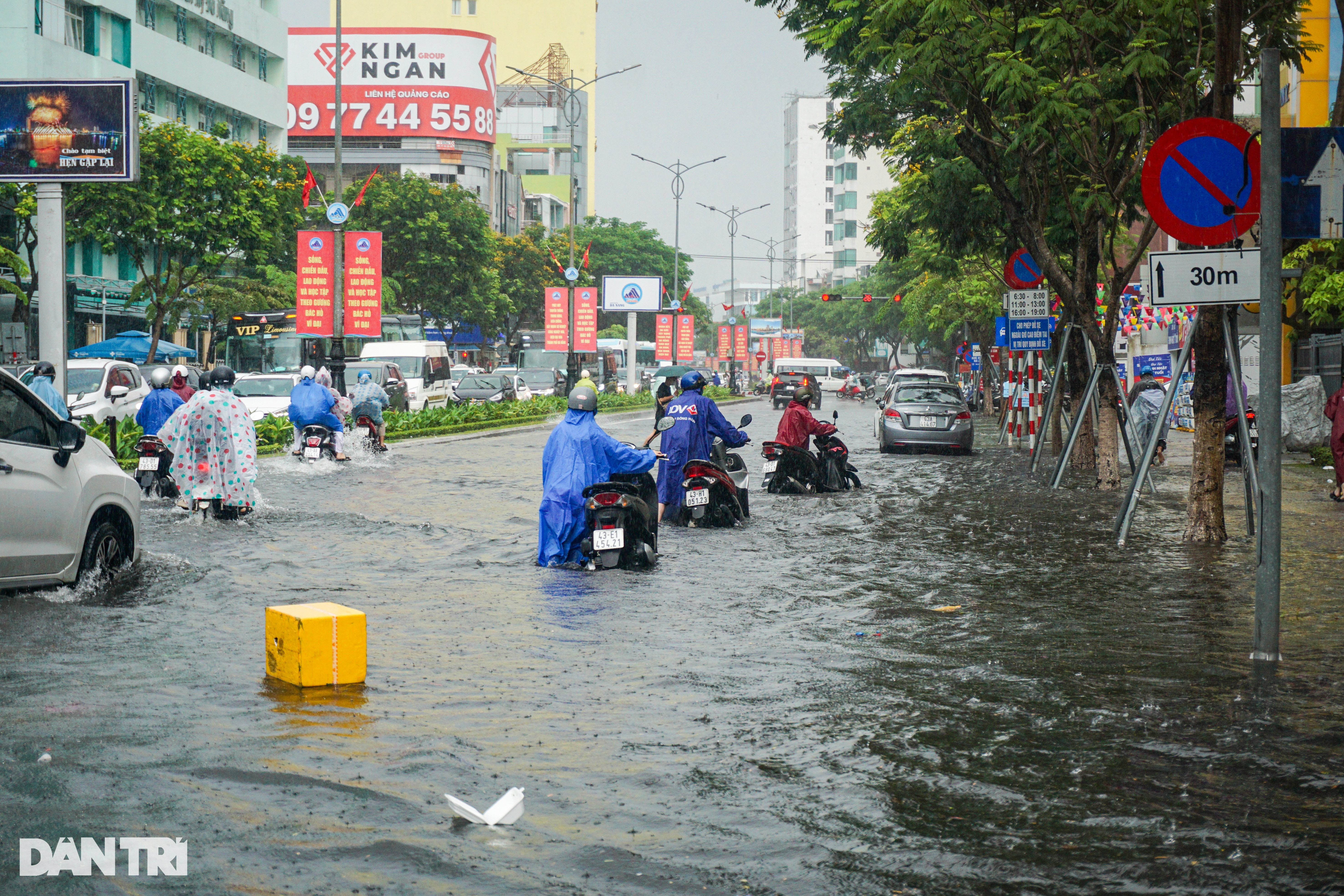 Đà Nẵng mưa xối xả, đường phố lênh láng nước, xe chết máy hàng loạt - 1