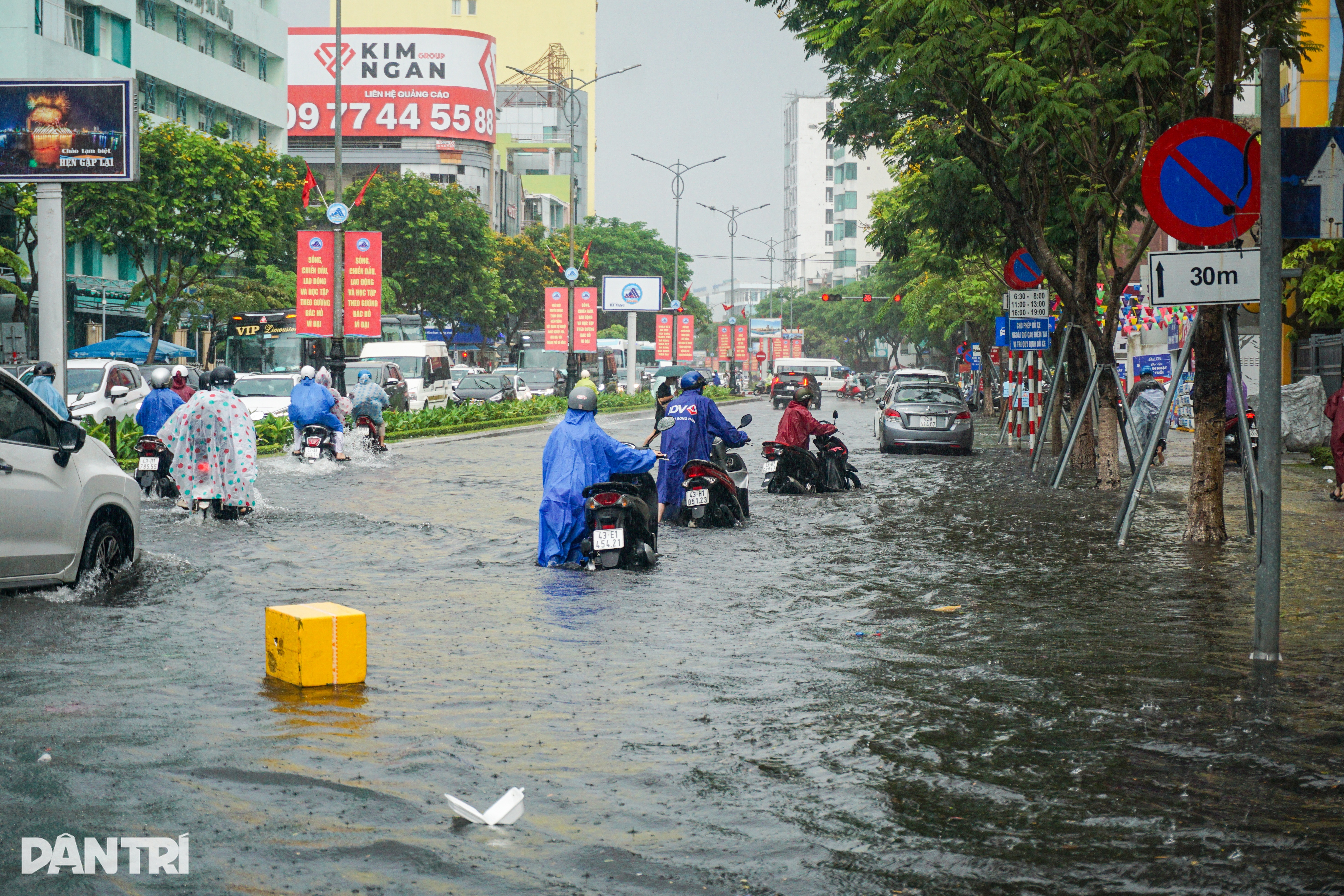 Đà Nẵng mưa xối xả, đường phố lênh láng nước, xe chết máy hàng loạt - 1