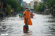 Ngập khu phong tỏa Gò Vấp: Đẩy xe không thấy tiệm sửa nào vì Covid-19