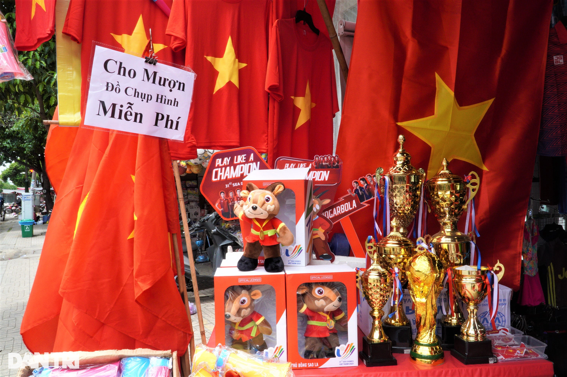 Hà Nội đội mưa ra sân Mỹ Đình, TPHCM đổ xuống đường tiếp lửa - 10 Hà Nội đội mưa ra sân Mỹ Đình, TPHCM đổ xuống đường tiếp lửa - 10