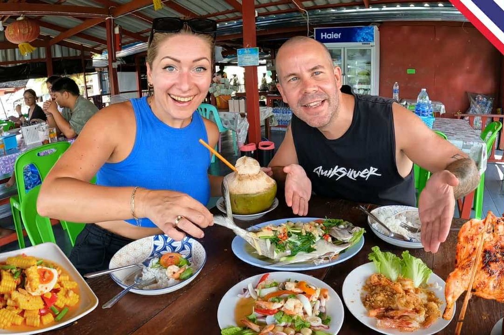Nach vier Reisen nach Vietnam waren westliche Touristen überrascht, ein Gericht mit einer seltsamen Art zu essen zu entdecken - 1 Đến Việt Nam 4 lần, khách Tây ngỡ ngàng phát hiện món có cách ăn lạ - 1