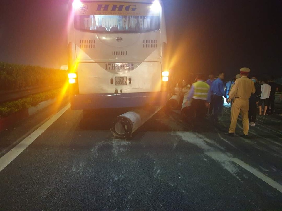 Đứt cáp xe đầu kéo, cột điện cao áp lăn trên cao tốc Pháp Vân - Cầu Giẽ - 1 Đứt cáp xe đầu kéo, cột điện cao áp lăn trên cao tốc Pháp Vân - Cầu Giẽ - 1