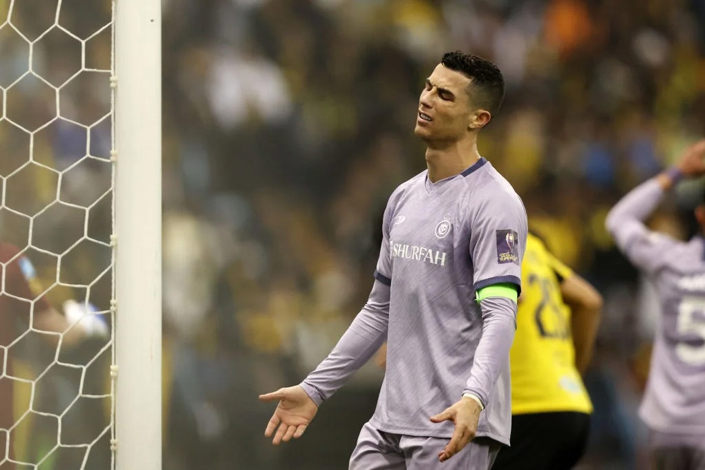 Cổ động viên Saudi Arabia có hành động sỉ nhục C.Ronaldo - 2 Cổ động viên Saudi Arabia có hành động sỉ nhục C.Ronaldo - 2