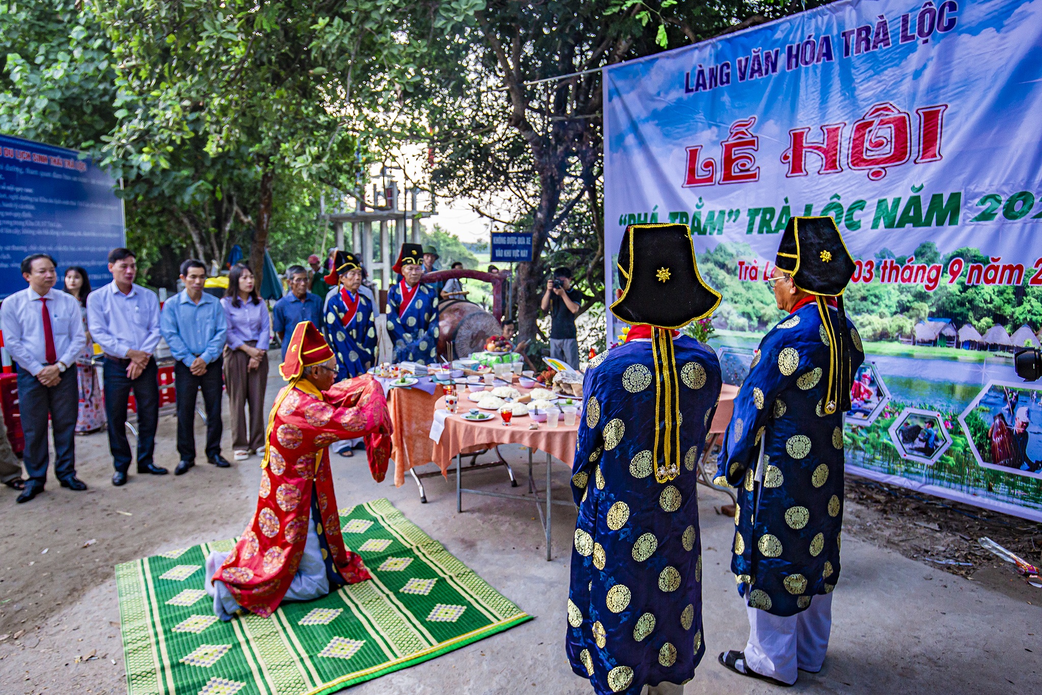 Độc đáo Lễ hội Phá trằm, cả trăm người lội bùn bắt cá - 3