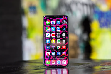 Apple không thể cắt giảm sự phụ thuộc vào đối thủ Samsung