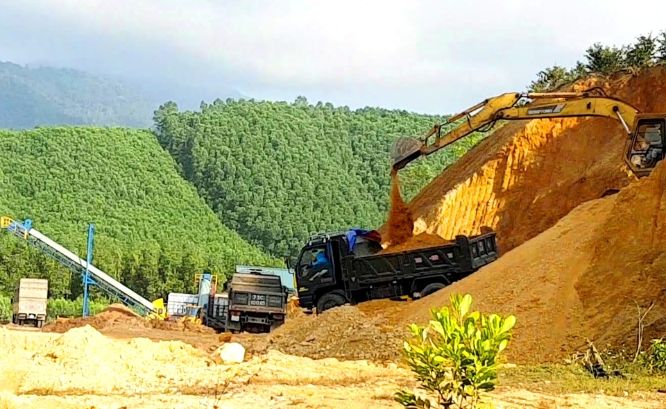 Ồ ạt lấy đất đồi chở ra ngoài tiêu thụ trái phép tại Thừa Thiên Huế - 1 Ồ ạt lấy đất đồi chở ra ngoài tiêu thụ trái phép tại Thừa Thiên Huế - 1