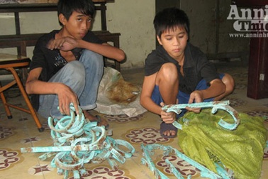 Nhóm “Kung fu” đạp gãy lan can sắt hồ Tây sa lưới 