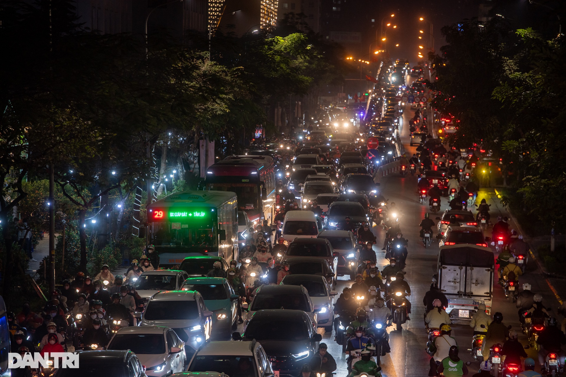 Đường phố Hà Nội, TPHCM ùn tắc cả ngày lẫn đêm dịp cận Tết Nguyên đán - 8 Đường phố Hà Nội, TPHCM ùn tắc cả ngày lẫn đêm dịp cận Tết Nguyên đán - 8