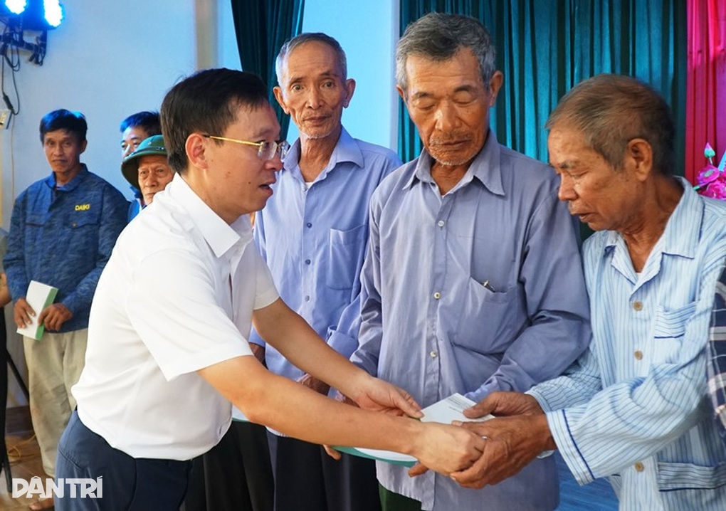 Báo Dân trí tặng quà gia đình chính sách tại Thái Bình - 2 Báo Dân trí tặng quà gia đình chính sách tại Thái Bình - 2