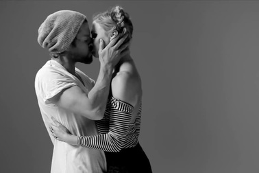 Phản ứng của những người lạ khi trao nhau nụ hôn đầu tiên