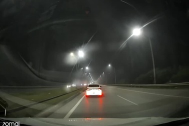 Ô tô gắn biển "tập lái" kiên quyết bám làn trái, không nhường đường