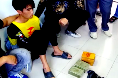 Bắt hai thanh niên vận chuyển 30 bánh heroin