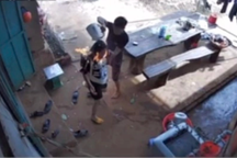 Chồng liên tiếp tưới xăng, châm lửa đốt vợ đang mang thai 8 tháng