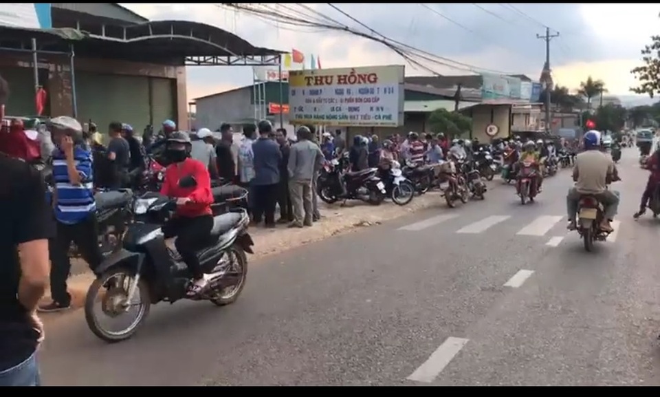 Vụ thi thể trong ô tô cháy: Bí thư xã bị bắt sau đám tang của chính mình - 1 Vụ thi thể trong ô tô cháy: Bí thư xã bị bắt sau đám tang của chính mình - 1