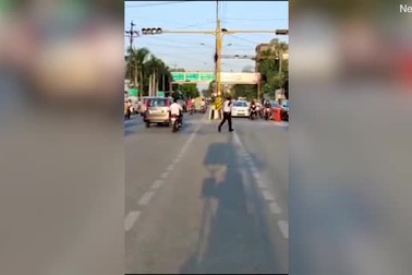 Phát sốt với cảnh sát điều khiển giao thông bằng điệu nhảy "moonwalk"