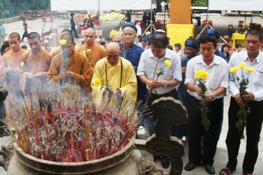 12.000 bông hồng Đà Lạt “cài lên” mộ liệt sĩ