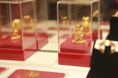 Ngày vía Thần Tài: Mẫu chuột vàng độc lạ hút khách