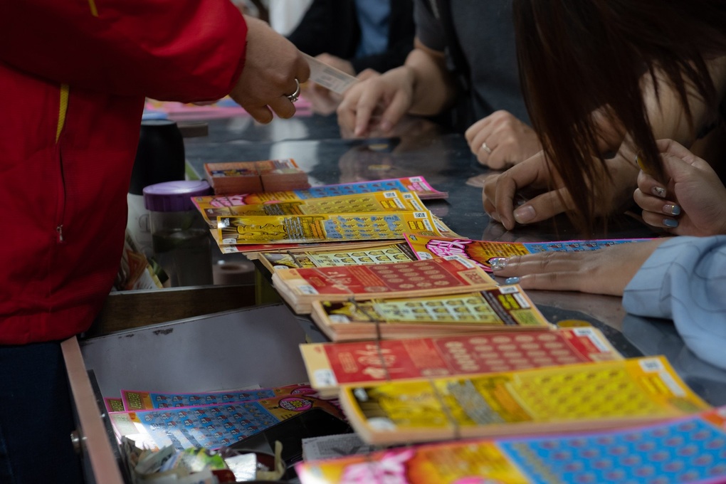 Trúng số 12 triệu USD, người đàn ông Trung Quốc làm từ thiện 7 triệu USD - 1 Trúng số 12 triệu USD, người đàn ông Trung Quốc làm từ thiện 7 triệu USD - 1