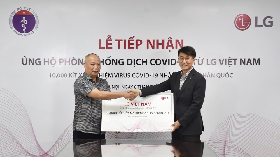 LG Việt Nam tài trợ Bộ Y tế 10.000 bộ kit xét nghiệm Covid-19 và các trang thiết bị y tế nhập khẩu từ Hàn Quốc - 1 LG Việt Nam tài trợ Bộ Y tế 10.000 bộ kit xét nghiệm Covid-19 và các trang thiết bị y tế nhập khẩu từ Hàn Quốc - 1