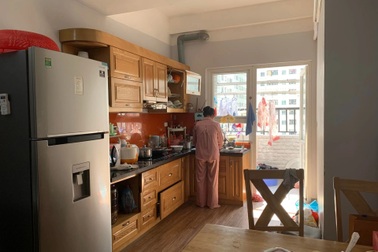 Giúp việc bỏ về quê vì sợ dịch, nhiều gia đình ở Hà Nội "khốn khổ" xoay sở