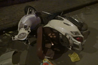 Người đàn ông tử vong bên cạnh chiếc xe máy bể nát