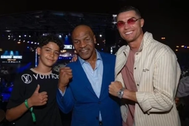 Tham dự sự kiện đình đám, Ronaldo chỉ hào hứng chụp hình với Mike Tyson