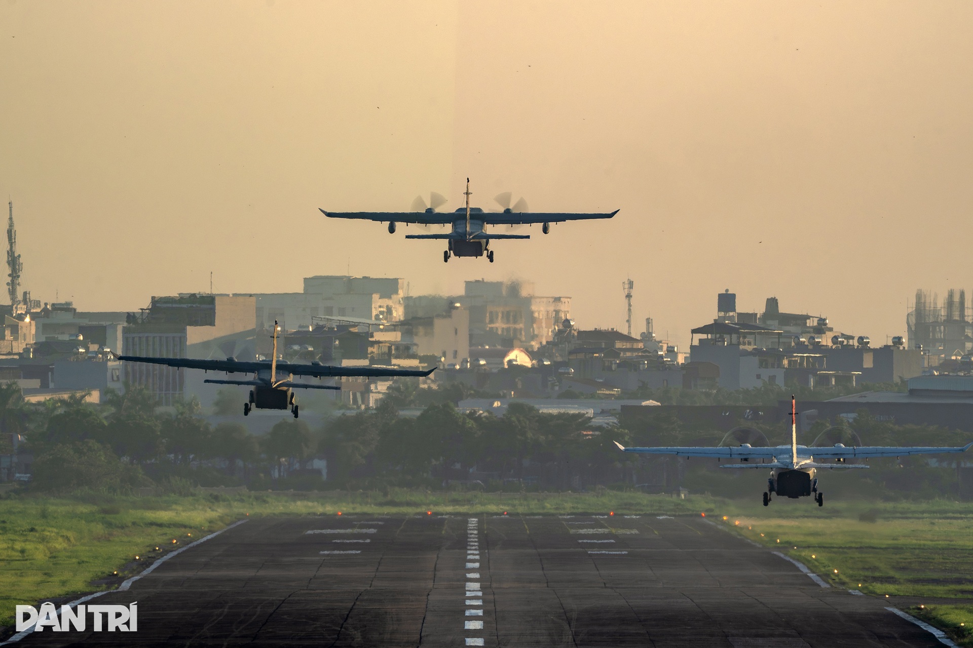 Casa C-295 khoác áo mới, hợp biên 4 máy bay vận tải trên bầu trời Hà Nội - 4
